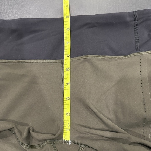 Lululemon Green and Black Smooth Stride Crop - Picture 15 of 16